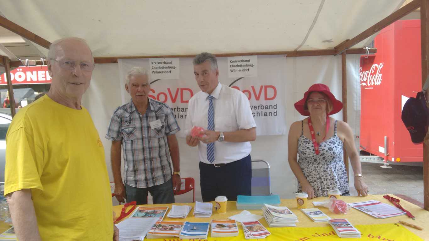 am Stand des SoVD, der Vorsitzende Bodo Feilke (l) mit StR Carsten Engelmann